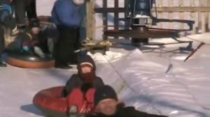 Работа подъемника БКД для тюбинговых трасс и начинающих горнолыжников.