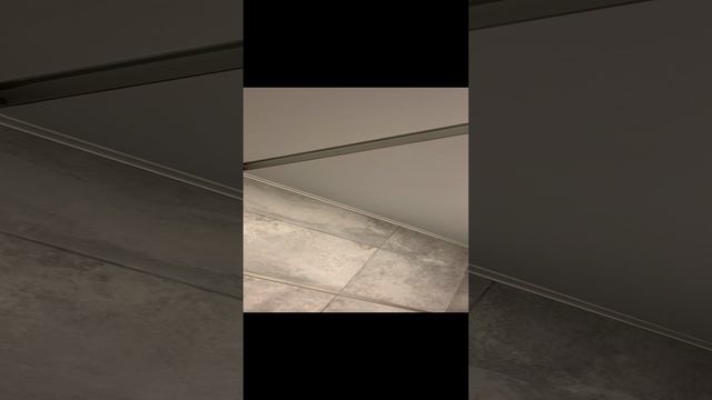 Как выглядит скрытый однорядный карниз на натяжном потолке в ванной смотреть онлайн