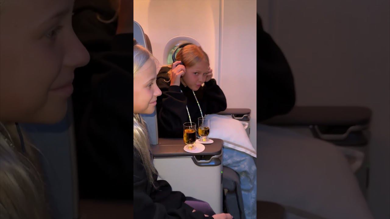 Чем дочки занимаются в самолете! смотреть онлайн
