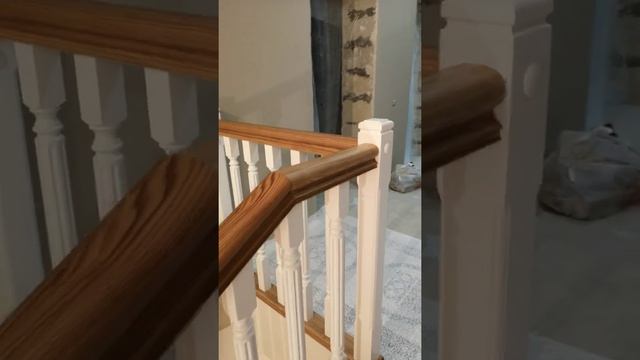 Лестница из ясеня, по бетонному основанию.