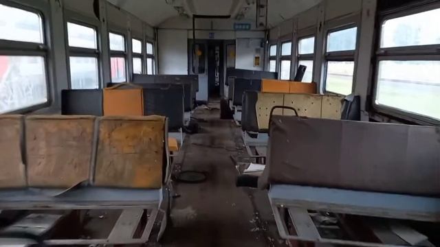 Списанный электропоезд ЭР2К-1109 и вагоны ЭР2 в старом окрасе Ярославского направления. смотреть онлайн