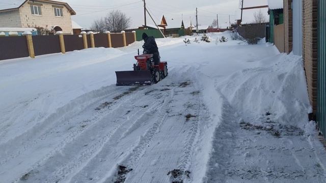 Минитрактор чистит снег! смотреть онлайн