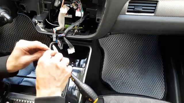 Снятие оригинальной магнитолы и установка Androd магнитолы на Митсубиси Аутлендер 3 смотреть онлайн