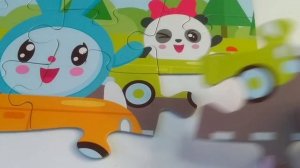 Пандочка Нюша и Крошик катаются на машинках. Собираем пазлы малышарики для самых маленьких.mp4