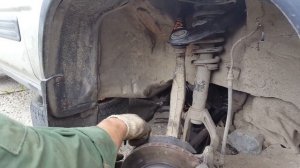 HONDA CR-V 1996 года. Замена передних верхних и нижних рычагов. Замена шаровой опоры на ступице.