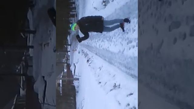 кидаем колонку снег и слушаю музыку я с Ванькой смотреть онлайн