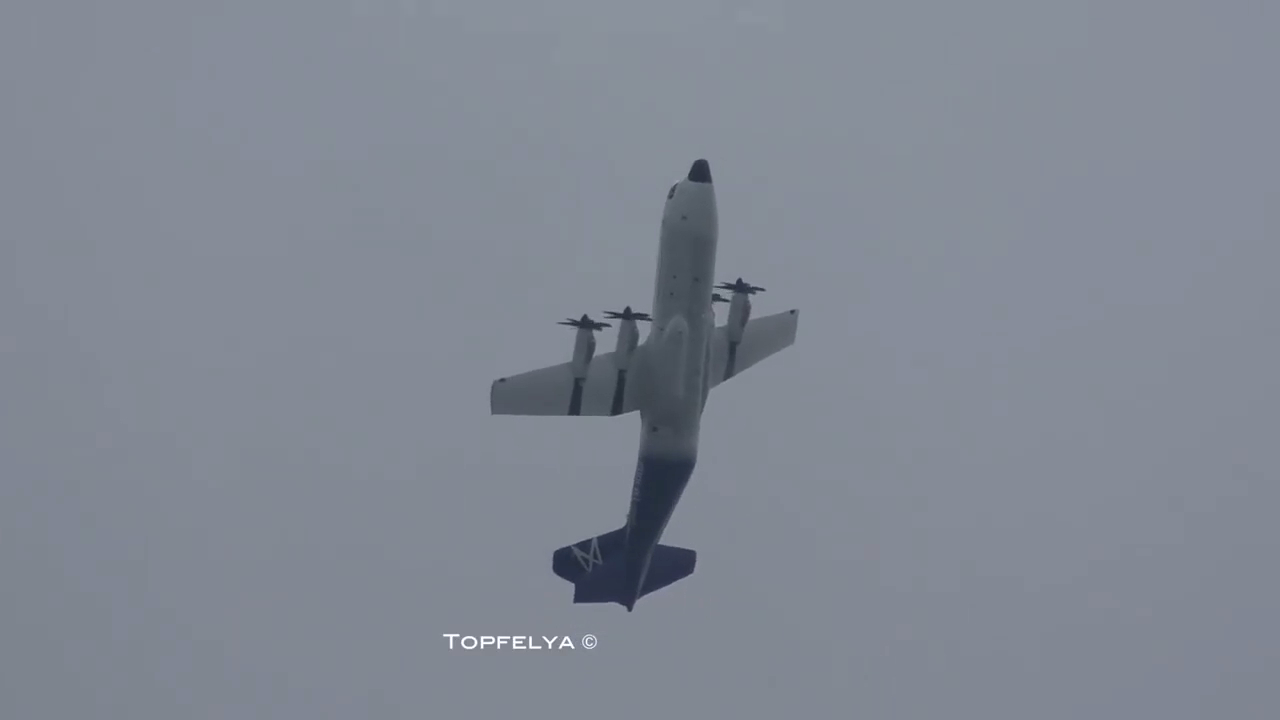 Транспортный самолёт делает мертвую петлю