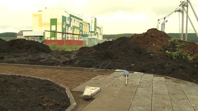 Вице-губернатор Свердловской области проверил качество работ по возведению новой детской площадки смотреть онлайн