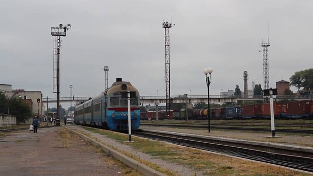 Дизель-поезд Д1-689/Д1-688 отправляется со станции Черкассы
