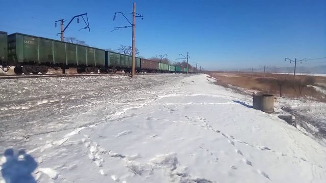 Электровоз 3ЭС5К-1161 "Ермак" с грузовым поездом морозным днём на зимнем Транссибе. смотреть онлайн