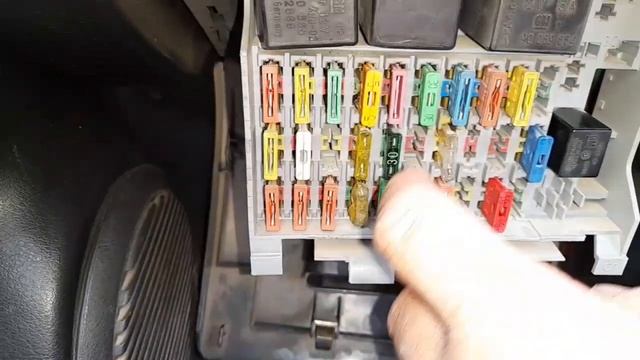 Вот блок предохранителей Опель Вектра а .Что за что отвечает. смотреть онлайн