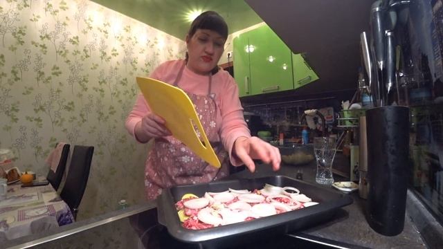 VLOG: ГОТОВЛЮ УЖИН: ЗАПЕКАЮ В ДУХОВКЕ МЯСНОЕ с КАРТОХОЙ под СЫРОМ, САЛО ВКУСНОЕ, ХРУСТЯЩИЕ ОГУРЦЫ )