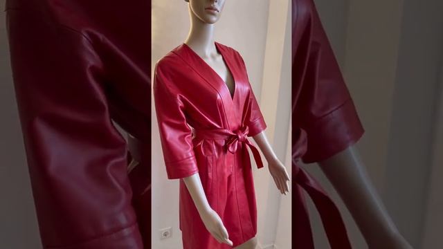 Продаю кожаный красный плащ Снежная Королева смотреть онлайн