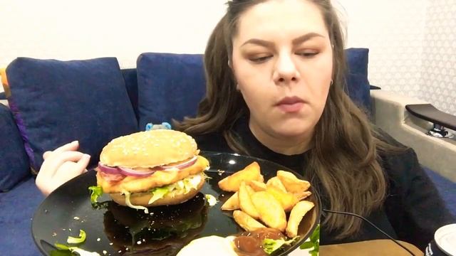 Мукбанг БУРГЕРЫ ? лучше чем в МакДональдс | Mukbang Chiken Burgers no ASMR (eating sound) итинг смотреть онлайн