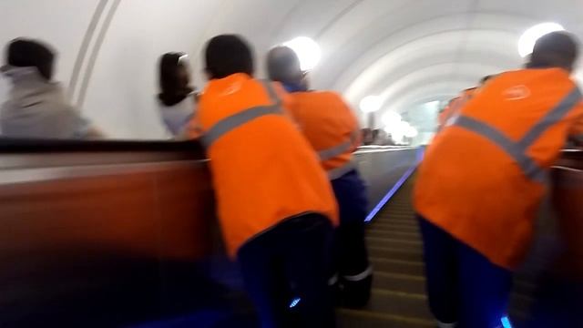 Как моют эскалатор в московском метрополитене смотреть онлайн