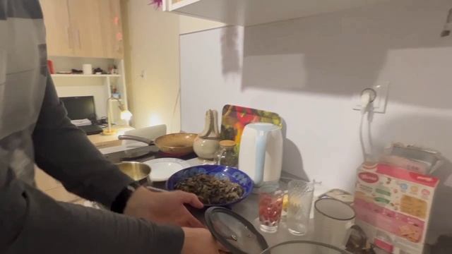 Картошка с морожеными грибами. 
#картошкасгрибами, #картошкажареная, #картошкасмороженымигрибами