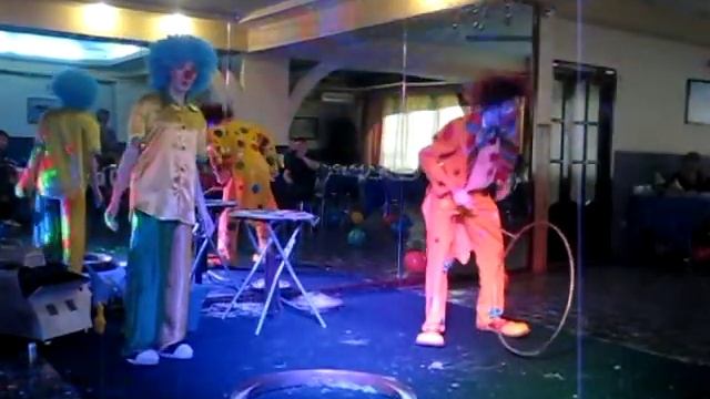 Шоу мыльных пузырей с клоунами Докучаевск.mpg смотреть онлайн