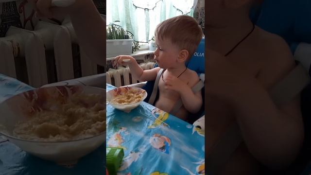 1 год и 3 месяца. Ребёнок кушает сам. смотреть онлайн