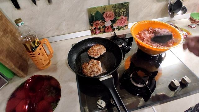 Гамбургер, Котлета на булочке с кунжутом. смотреть онлайн