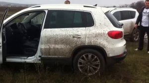 кросовер тигуан и компас в грязи