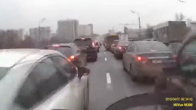 Эффектный кувырок мотоциклиста! смотреть онлайн