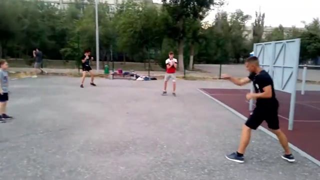 Тренировки ММА, Кикбоксинг на спортивной площадке. смотреть онлайн