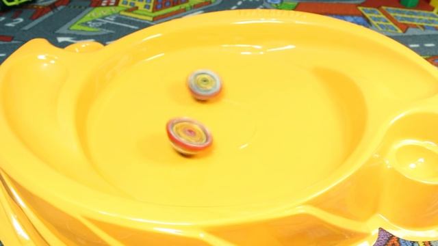 Команда Блейдэров для новой арены! Бейблэйд Феникс! Игрушки для детей. Beyblade - toys for kids смотреть онлайн