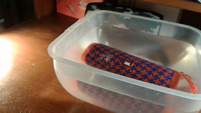 Jbl flip 4 тест с водой утопил колонку смотреть онлайн