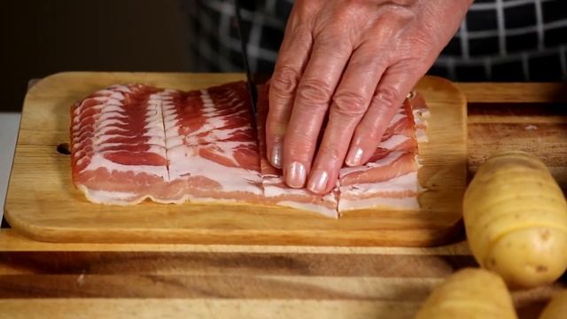 Ах, картошка, объеденье!!! Золотистый молодой картофель запечённый с беконом, розмарином и чесноком смотреть онлайн