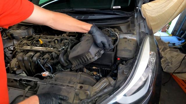 ⫷ Hyundai Elantra Engine Air Filter Change. 2011 - 2016. Quick and Easy Car Maintenance ⫸ смотреть онлайн