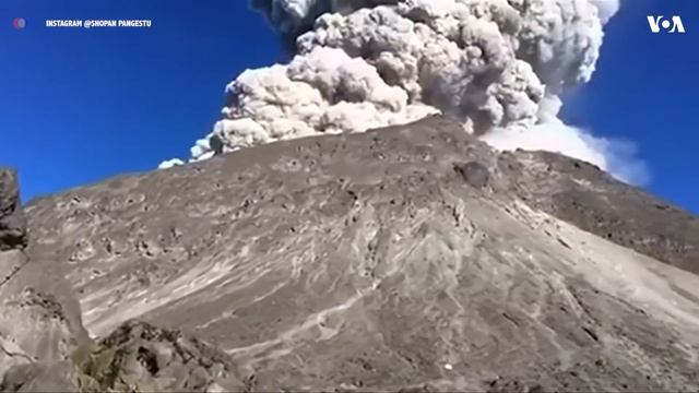 Dramatic video of volcano erupting in CENTRAL JAVA, INDONESIA смотреть онлайн