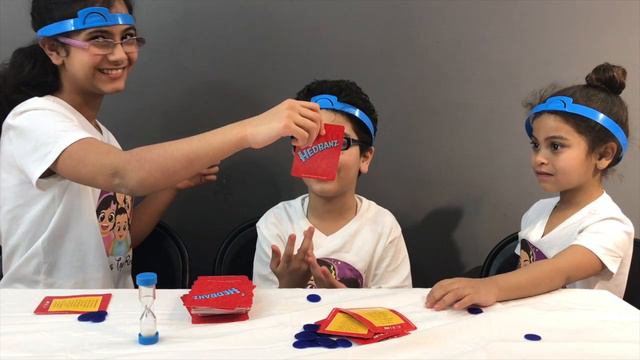 Hedbanz Game: Let's Play Guessing Game - Family Game Night Ideas - 4 Kids Toy Review (Funny) смотреть онлайн
