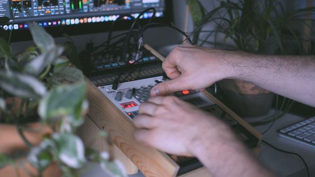 Minimalist dubtechno jam w/ Korg Volca Sample + FM смотреть онлайн