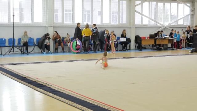 Соревнования по художественной гимнастике/первые соревнования/Гимнастка 6 лет 2015 г.р. смотреть онлайн