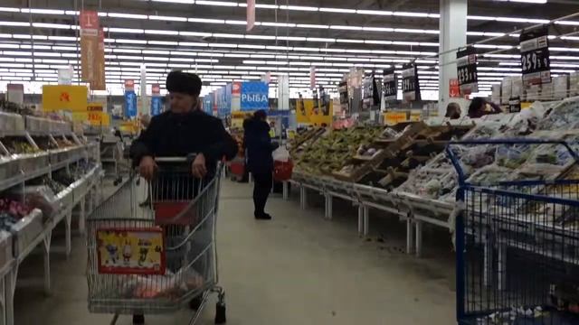 За семечками в Ашан. Ну совсем мало народу в магазине! смотреть онлайн