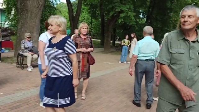 Танцуют все в Калужском парке городском #танцы#парк#Калуга смотреть онлайн