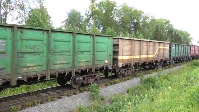 2ТЭ116-656 с перегоняемым ТЭМ18ДМ-3211, грузовым поездом и приветливыми бригадами смотреть онлайн