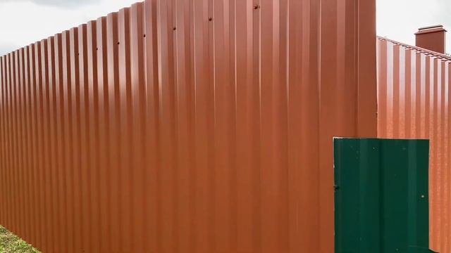Забор из профнастила, цвет медно-коричневый. Установка в г.Першаи, Минской области. смотреть онлайн