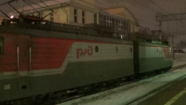 ВЛ10У-593 с грузовым поездом, стоянка на станции Реутово смотреть онлайн