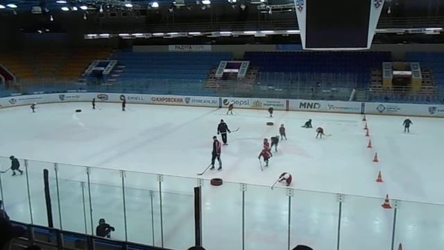 Тренировка начинающие ХК Автомобилист ( дети 5 лет ) смотреть онлайн