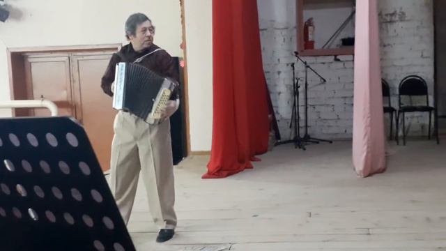 Дед играет на гармони в клубе смотреть онлайн