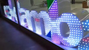 Объемные буквы, расшитые RGB‑пикселями