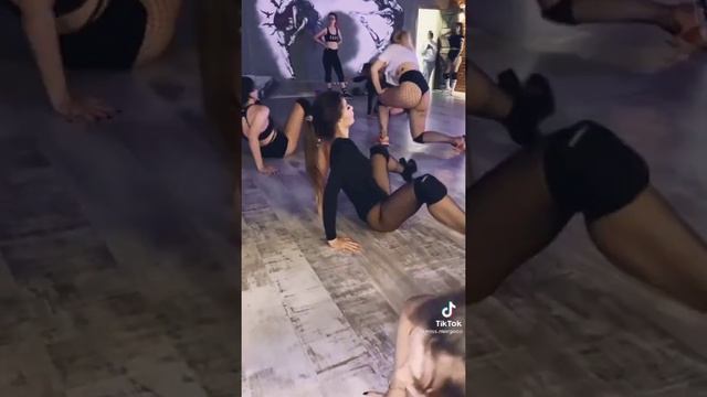 Красивые девушки Tik Tok танцуют тверк смотреть онлайн
