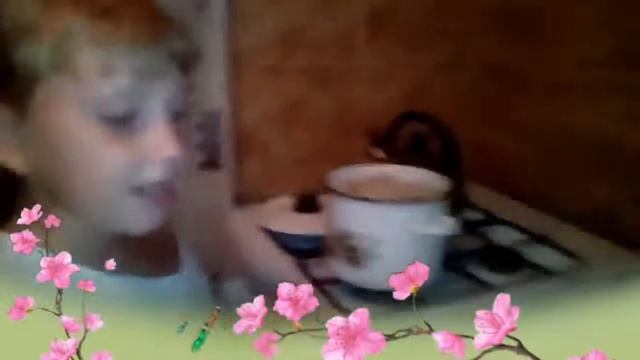Девочка учит как вкусно приготовить хинкали / Girl learns how to cook delicious khinkali смотреть онлайн