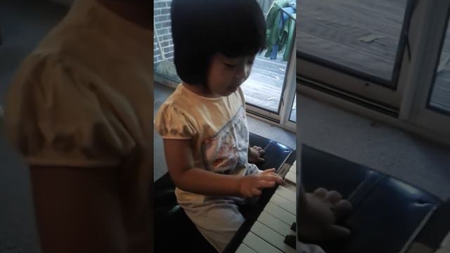 4 years old yuni play piano смотреть онлайн