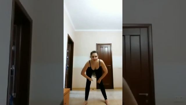 КОГДА ТРЕНЮ ВЕДЁТ ВРАЧ / РАЗМИНКА В СТИЛЕ ВОСТОЧНЫХ ТАНЦЕВ смотреть онлайн