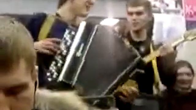 Парни зажгли в электричке. Guys lit in the train. смотреть онлайн