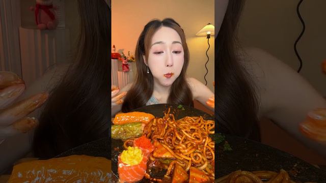 The charm of Xinjiang fried rice noodles is so spicy that you can’t stop holding the chopsticks in смотреть онлайн