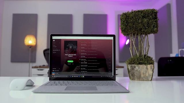Microsoft Surface Laptop Review: The Best Looking Windows Laptop! смотреть онлайн