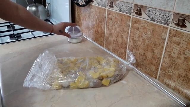 как приготовить картошку с мясом в рукаве.Запеченное мясо с картошкой в рукаве!!! смотреть онлайн